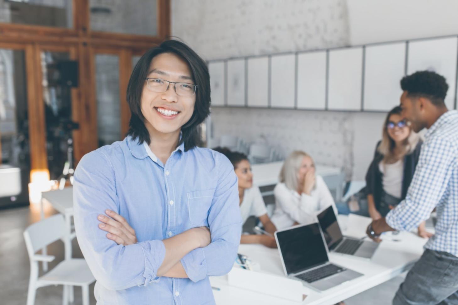 Profesionales analizando estrategias financieras en oficina moderna